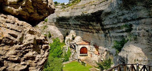 Пещерный храм "Охо Гуренья"